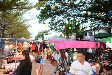 Roiet, Tayland-6 Ekim, 2017: Saket Nakorn Yürüyüş Caddesi Roi-Et City, Tayland 'da Insanlar alışveriş
