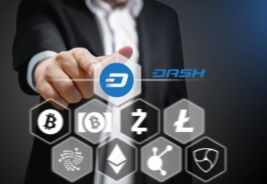 Konsept fotoğraf iş adamı puan onun parmak Dash kutsal kişilerin resmi vasıl Cryptocurrency