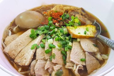 Çin rulo noodle çorbası, Tay tarzı 