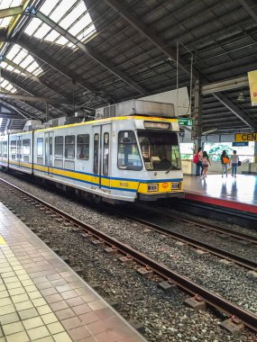 Manila, Filipinler-Temmuz 19, 2015: LRT tren Manila, Filipinler bir tren istasyonuna geliyor. LRT her gün 579.000 yolcu hizmet vermektedir. 