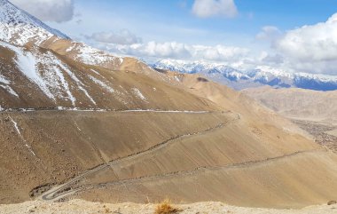 Pangong Gölü, Leh Ladakh, Jammu ve Kashmir, Hindistan yolunda dağın Zig Zag yolu