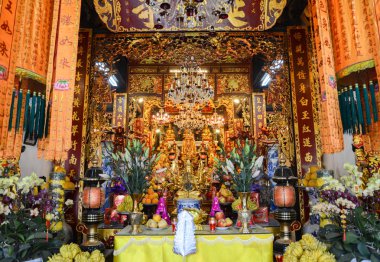 Hanoi, Vietnam-20 Şubat 2107: Hanoi 'de tek Pillar Pagoda tapınağında Buddha 'ya adanmış küçük bir tapınak