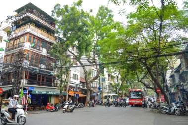 Hanoi, Vietnam-20 Şubat, 2017: Hanoi Sokağı sabah. Hanoi sokak popüler ulaşım motosiklet olduğunu.