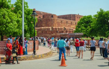 Agra, Hindistan - 30 Nisan 2017: Agra, Uttar Pradesh, Hindistan kırmızı kale kapısı yürüme Turizm