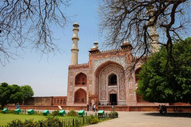 Sikandra Anıt veya Akbar mezar Akbar büyük gömüldüğü Agra girişine. Bir dünya mirası alanı. Karmaşık babür oymalar kırmızı kumtaşı mimari geçitle.