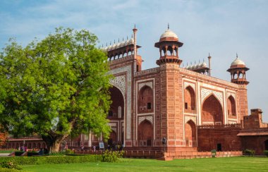 Taj Mahal'ın Batı kapısında gündoğumu, Agra, Hindistan
