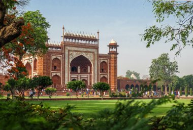 Taj Mahal'ın Batı kapısında gündoğumu, Agra, Hindistan