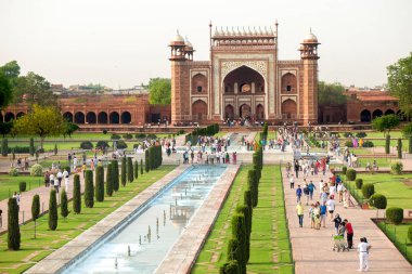 Agra, Hindistan - 30 Nisan 2017: İnsanlar Taj Mahal'ın Batı kapısına güneş doğarken, Agra, Hindistan
