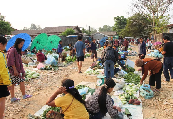 Vang Vieng Laos Maggio 2017 Persone Laotiane Che Camminano Nel — Foto Stock