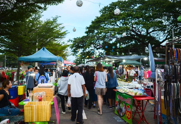 Roiet, Tayland-6 Ekim, 2017: Saket Nakorn Yürüyüş Caddesi Roi-Et City, Tayland 'da Insanlar alışveriş