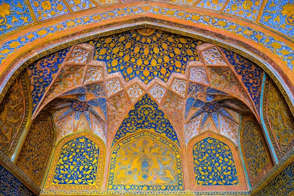 Mezar olan Akbar büyük, Sikandra, Agra bir banliyösünde inşa önemli bir babür mimari şaheseri renkli iç.