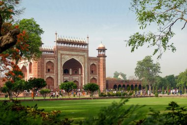 Taj Mahal'ın Batı kapısında gündoğumu, Agra, Hindistan