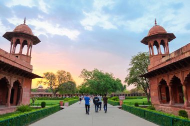 Batı kapısından güneş doğarken Taj Mahal için yürüyüş Turizm