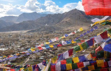 Leh, Leh şehir şehir Hint Himalayalar 3500 metre yükseklikte yer alır. Leh saraydan görüntülendi