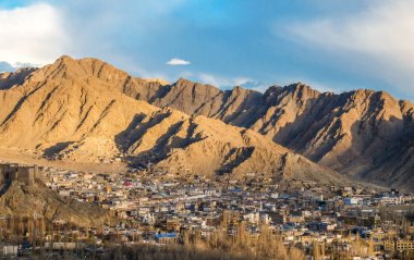 Leh, Leh şehir şehir Hint Himalayalar 3500 metre yükseklikte yer alır. Leh saraydan görüntülendi