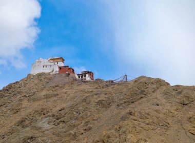 Namgyal Tsemo Gompa Manastırı, 1430 Kral Tashi Namgyal Ladakh tarafından kurulan bu Leh, Ladakh, Hindistan üç katlı yüksek altın heykelini Maitreya Buddha ve eski el yazmaları ve freskler vardır