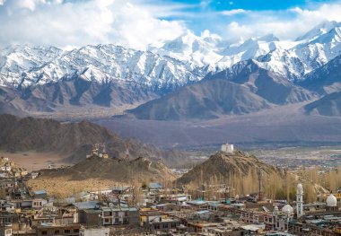 Leh, Leh şehir şehir Hint Himalayalar 3500 metre yükseklikte yer alır. Leh saraydan görüntülendi