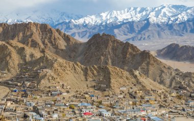 Leh, Leh şehir şehir Hint Himalayalar 3500 metre yükseklikte yer alır. Leh saraydan görüntülendi