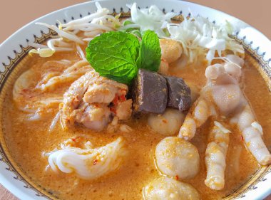 Knomjean, köri ve tavuk ayakları ile Tay pirinç erişte