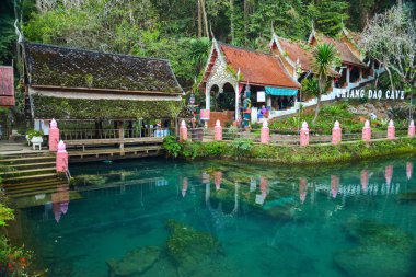 Chiang Mai, Tayland-Jan 15 2017: doi Chung Dağı 'nda turkuaz balık Göleti ile çevrili Wat Chiangdao Mağarası