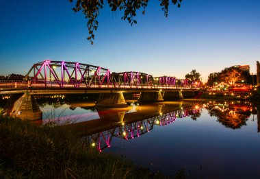 Uzun pozlama ile Iron Bridge, Chiang Mai, Tayland, gece görünümü