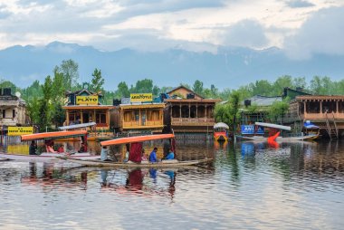 Srinagar, Hindistan - 23 Nisan 2017: Yaşam tarzı Dal göl, küçük tekne 'Shikara' ulaşım için kullanan kişiler