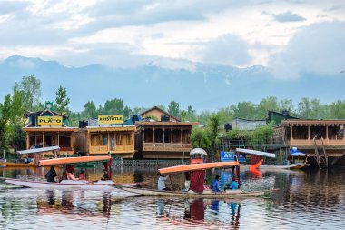 Srinagar, Hindistan - 23 Nisan 2017: Yaşam tarzı Dal göl, küçük tekne 'Shikara' ulaşım için kullanan kişiler