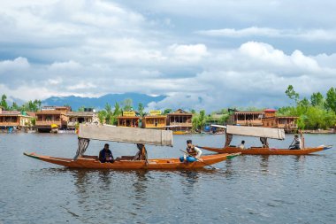 Srinagar, Hindistan - 23 Nisan 2017: Yaşam tarzı Dal göl, küçük tekne 'Shikara' ulaşım için kullanan kişiler