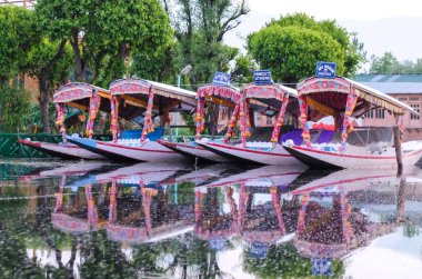 Srinagar, Hindistan-25 Nisan, 2017: Shikara, küçük bir tekne, Insanlar Srinagar Dal Gölü, Jammu ve Kashmir devlet, Hindistan ulaşım için kullanın.