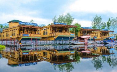 Srinagar, Hindistan-25 Nisan, 2017: ev tekneleri, Srinagar Dal Gölü 'nde tekne otel, Jammu ve Kashmir devlet, Hindistan.