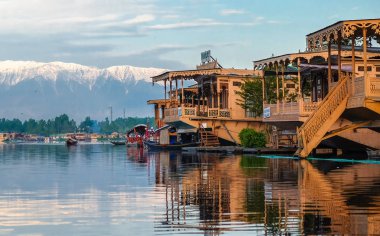 Srinagar, Hindistan - 25 Nisan 2017: Yaşam tarzı Dal Gölü, 'Ev Tekne' yaşayan ve ulaşım için küçük tekne 'Shikara' kullanarak '