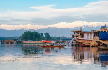 Srinagar, Hindistan - 25 Nisan 2017: Yaşam tarzı Dal Gölü, 'Ev Tekne' yaşayan ve ulaşım için küçük tekne 'Shikara' kullanarak '