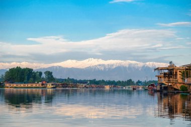 Srinagar, Hindistan - 25 Nisan 2017: Yaşam tarzı Dal Gölü, 'Ev Tekne' yaşayan ve ulaşım için küçük tekne 'Shikara' kullanarak '