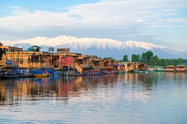 Srinagar, Hindistan - 25 Nisan 2017: Yaşam tarzı Dal Gölü, 'Ev Tekne' yaşayan ve ulaşım için küçük tekne 'Shikara' kullanarak '
