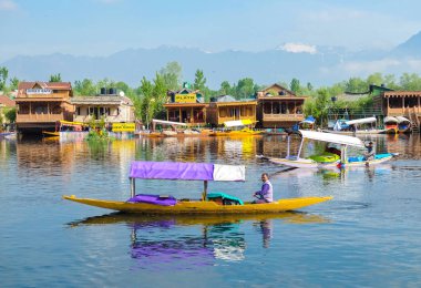 Srinagar, Hindistan - 25 Nisan 2017: Yaşam tarzı Dal Gölü, 'Ev Tekne' yaşayan ve ulaşım için küçük tekne 'Shikara' kullanarak '