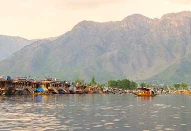 Srinagar, Hindistan - 25 Nisan 2017: Yaşam tarzı Dal göl, gündoğumu, sabahın erken saatlerinde ulaşım için küçük tekne 'Shikara' kullanan kişiler