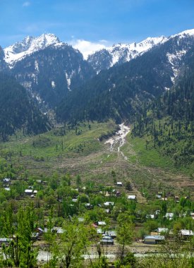 Jammu ve Kashmir, Hindistan 'da Sonamarg köyünde karla kaplı dağlar