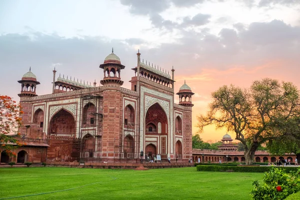 Taj Mahal'ın Batı kapısında gündoğumu, Agra, Hindistan