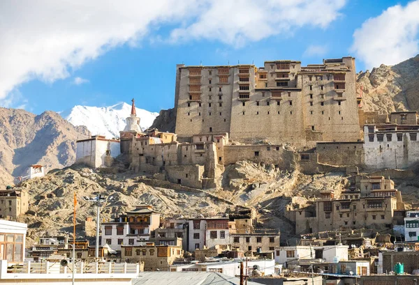 Leh Palace, eski bir kraliyet saray Ladakh, Jammu, India, Leh Ladakhi Himalaya kasaba bakan olduğunu