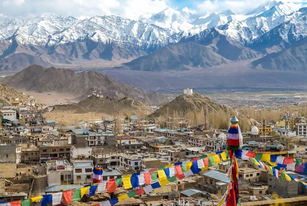 Leh, Leh şehir şehir Hint Himalayalar 3500 metre yükseklikte yer alır. Leh saraydan görüntülendi