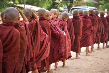 Bagan, Myanmar - 22 Nisan 2016: kameraya bakarak küçük Budist rahipler
