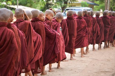 Bagan, Myanmar - 22 Nisan 2016: kameraya bakarak küçük Budist rahipler