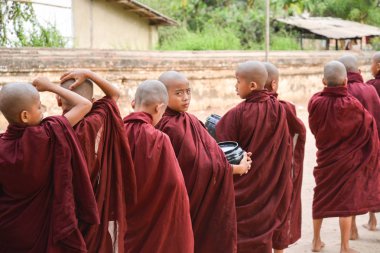 Bagan, Myanmar - 22 Nisan 2016: kameraya bakarak küçük Budist rahipler