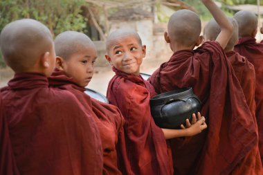 Bagan, Myanmar - 22 Nisan 2016: kameraya bakarak küçük Budist rahipler