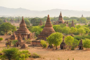 Bagan, Myanmar - 22 Nisan 2016: Gün batımında Bagan antik pagodadan grup