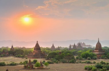 Bagan, Myanmar - 22 Nisan 2016: Gün batımında Bagan antik pagodadan grup