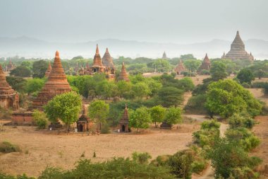 Bagan, Myanmar - 22 Nisan 2016: Gün batımında Bagan antik pagodadan grup