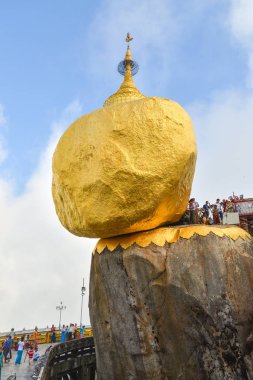 Kyaiktiyo, Mon devlet Myanmar-24 Nisan 2016: Budist namazı Kyaiktiyo Pagoda (altın Rock), yerlerinden en Budist muhterem Myanmar.