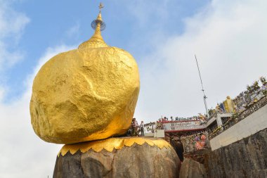 Kyaiktiyo, Mon devlet Myanmar-24 Nisan 2016: Budist namazı Kyaiktiyo Pagoda (altın Rock), yerlerinden en Budist muhterem Myanmar.