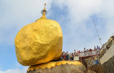 Kyaiktiyo, Mon devlet Myanmar-24 Nisan 2016: Budist namazı Kyaiktiyo Pagoda (altın Rock), yerlerinden en Budist muhterem Myanmar.